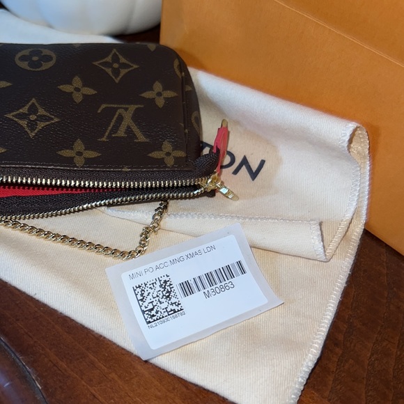 Authentic Louis Vuitton Christmas Animation London Mini Pochette - Picture 8 of 11